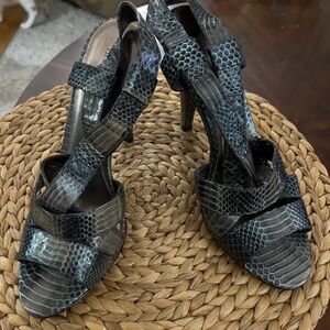 INC Silver gray snake skin print heal